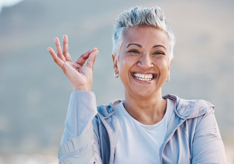 Temoignage Femme souriante faisant le signe OK.