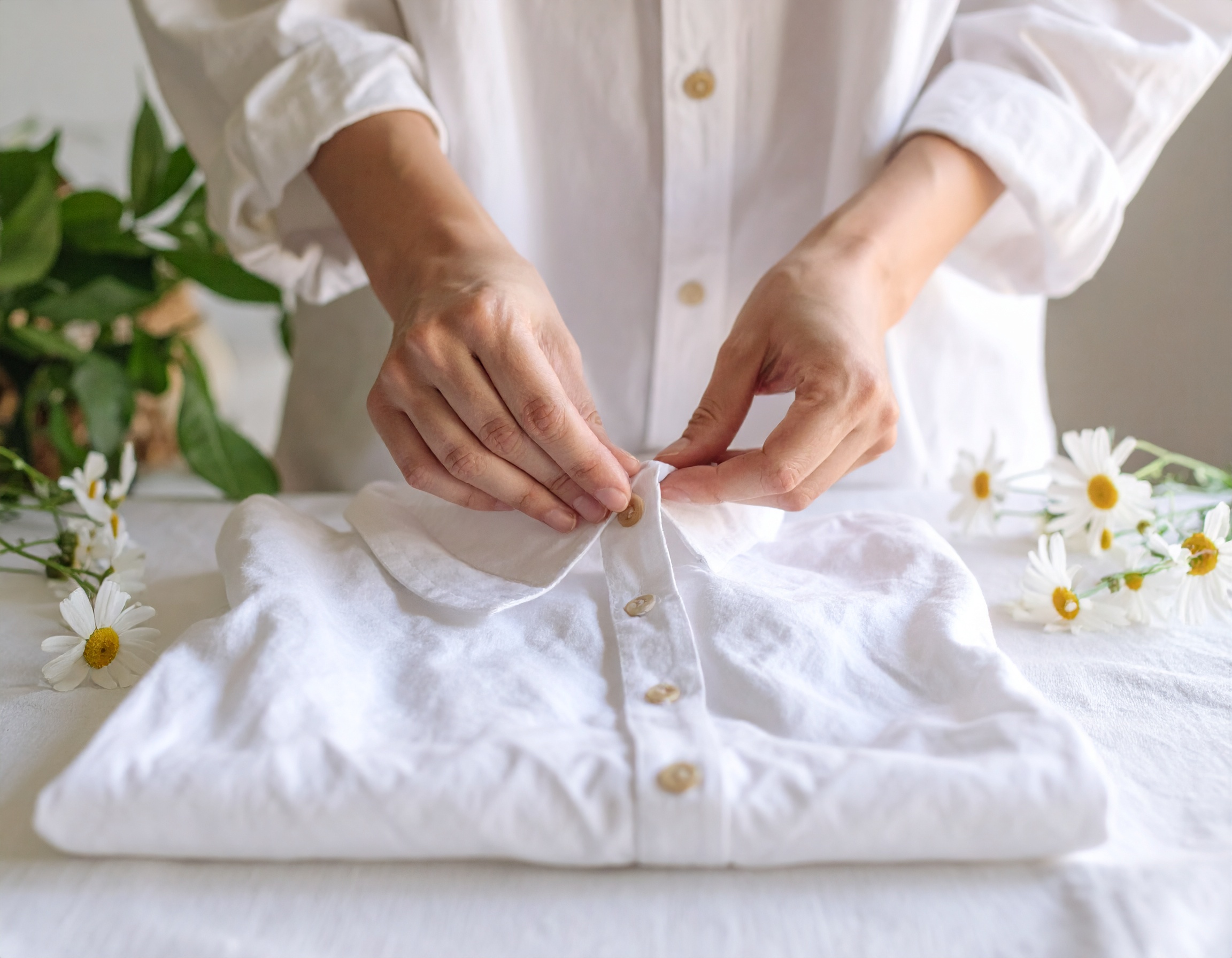 Firefly_Photo ultra réaliste d’une main féminine en train de boutonner une chemise ou cuisine 648595
