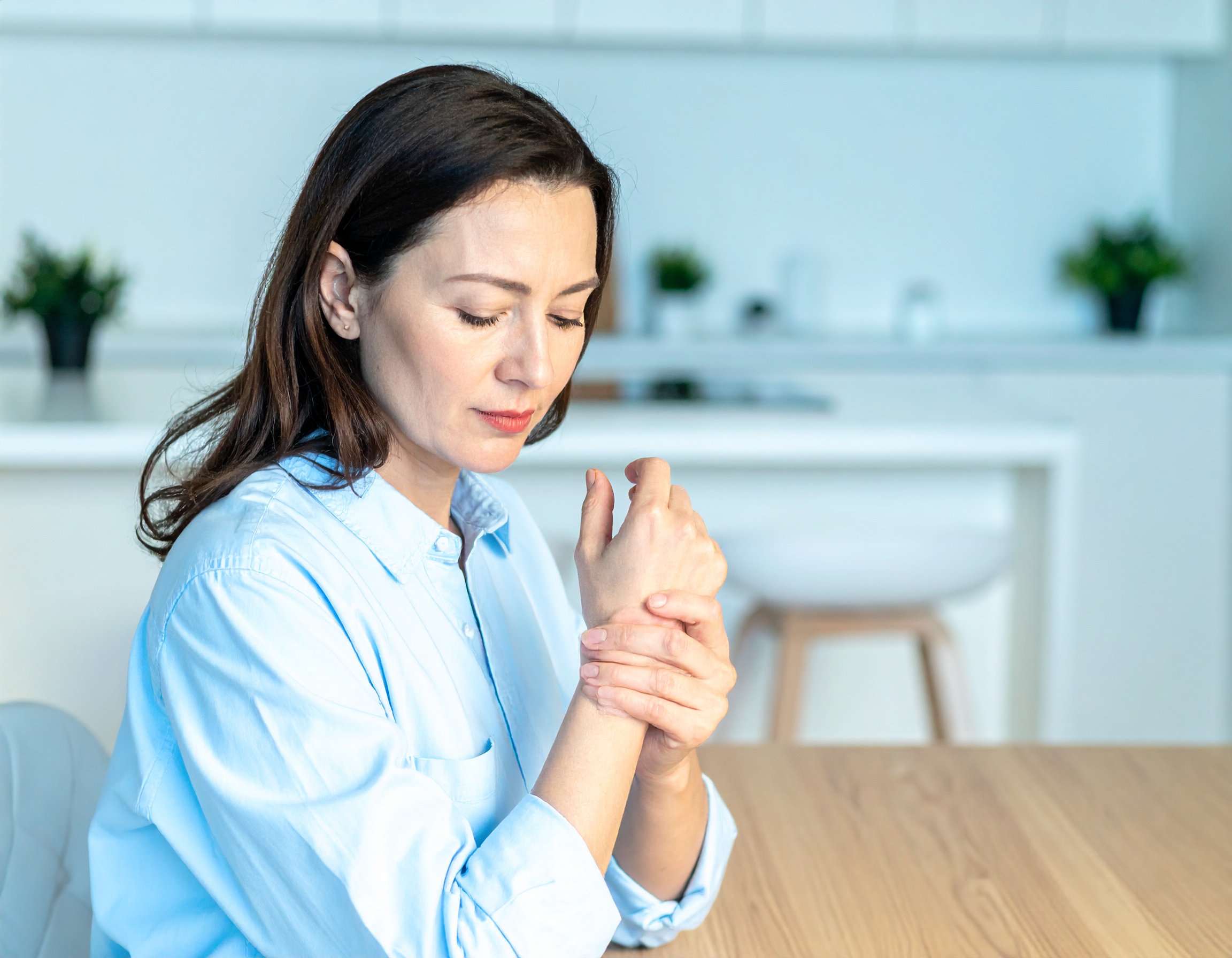 Firefly_Plan rapproché dans un salon épuré baigné d’une lumière douce bleutée. Une femme de 4 607758