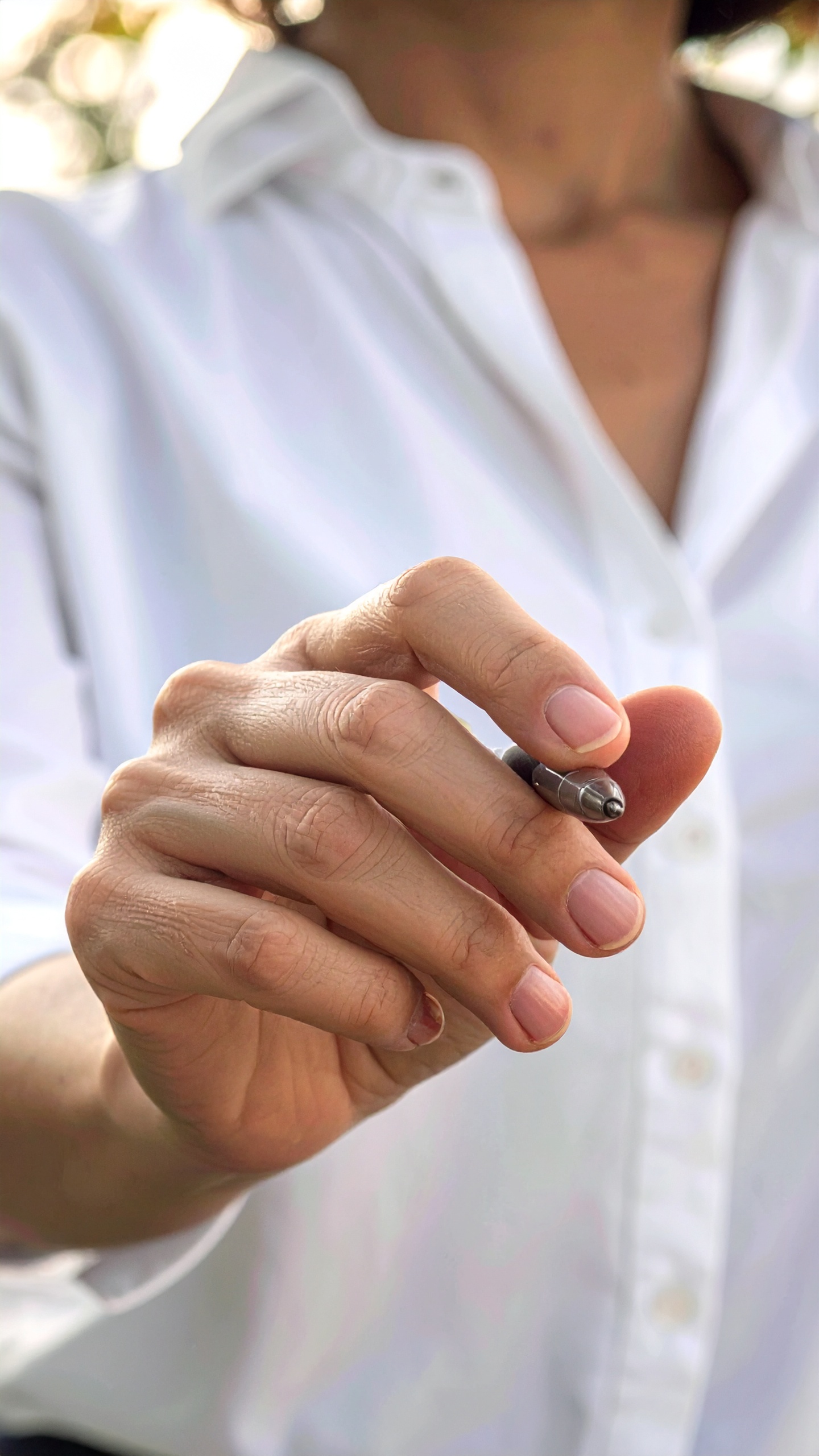 Firefly_Close-up ultra-réaliste d’une main humaine d’une femme caucasienne en train de saisir 224617