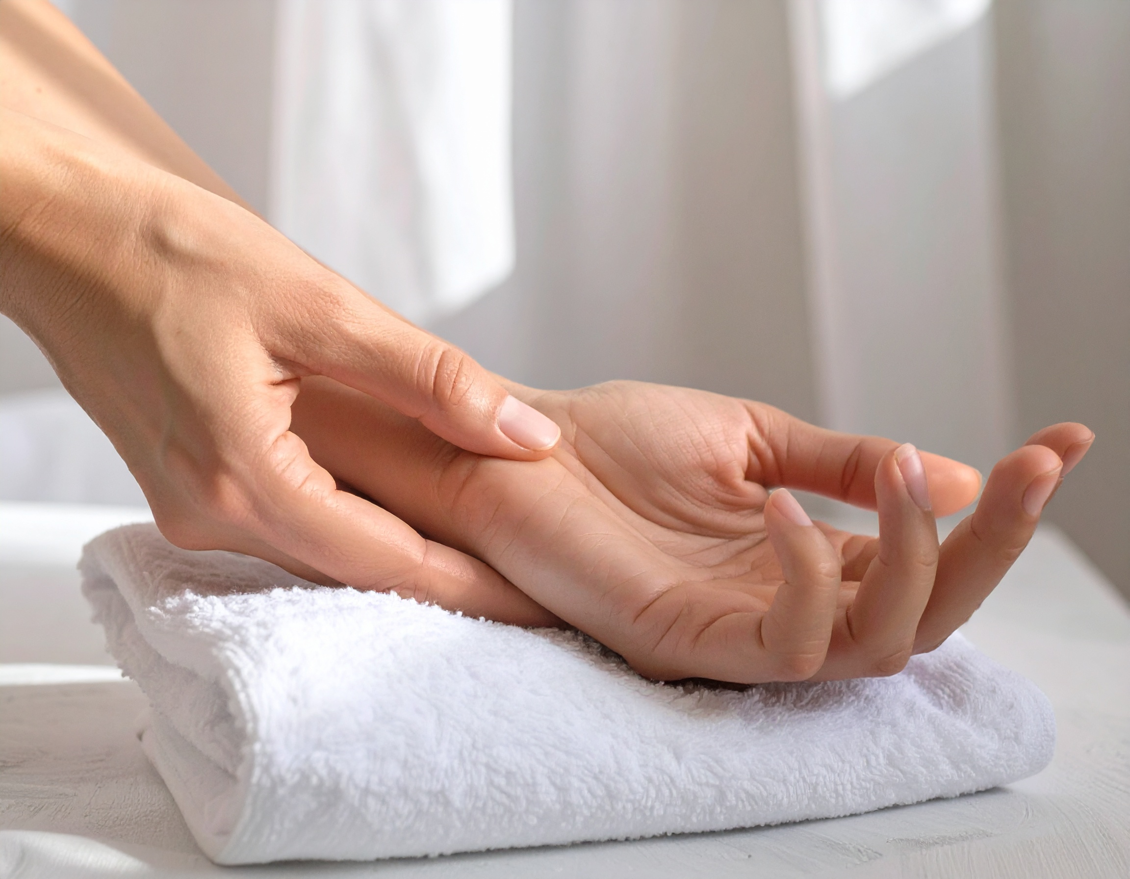 Firefly_Gros plan sur une main effectuant un automassage du pouce avec l’autre main, les deux 512839