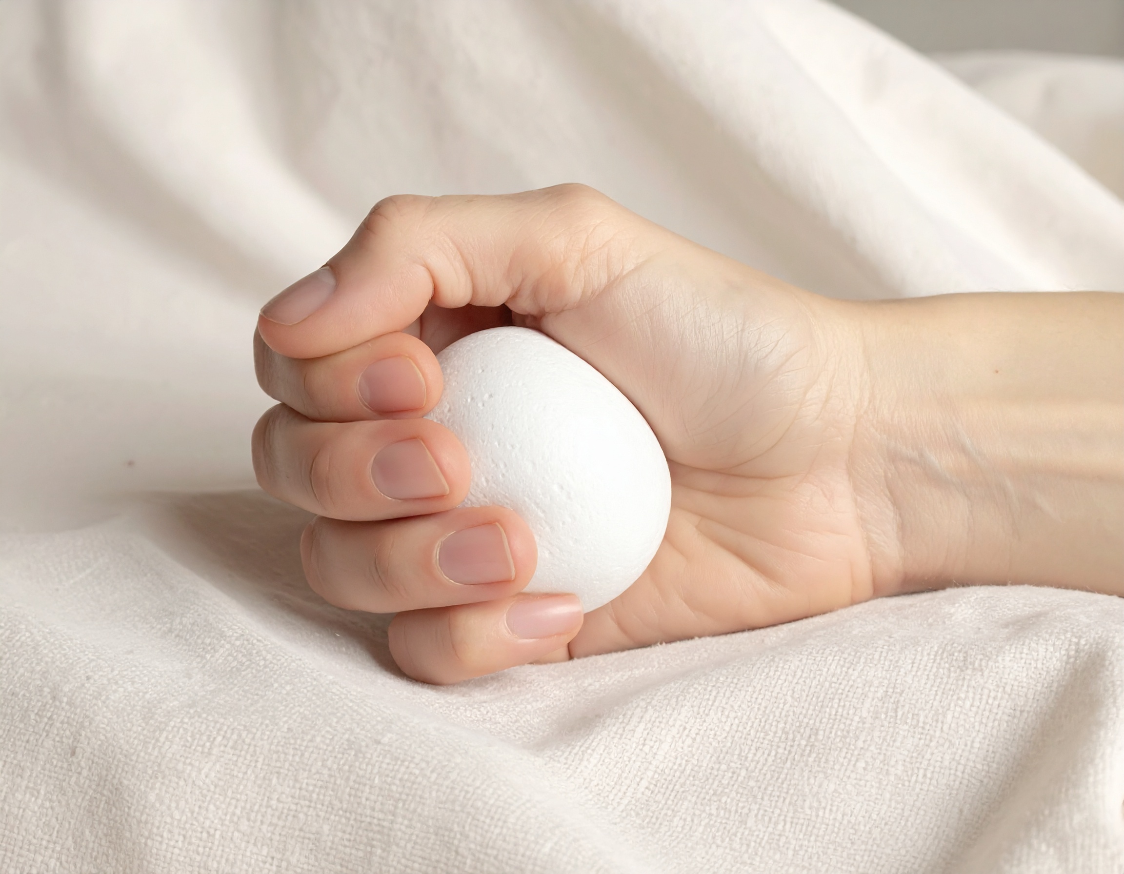 Firefly_Plan rapproché ultra-réaliste d’une main humaine en train de presser lentement et dou 292920