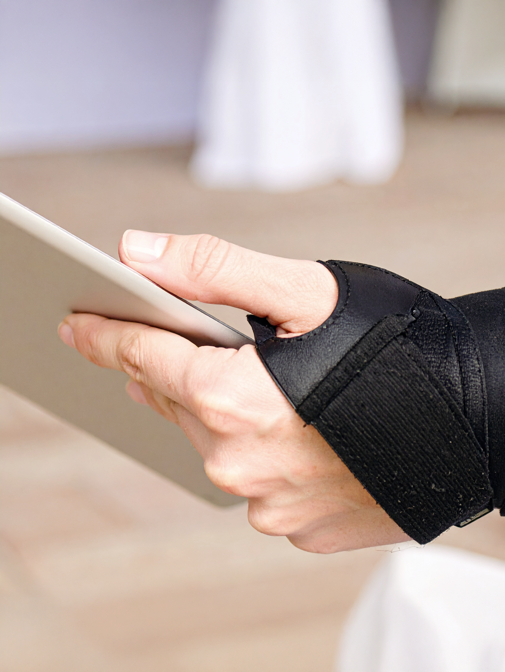 Firefly_le-sujet-concerne-la-magnétothérapie.-Un-plan-rapproché-d’une-main-tenant-une-tablett-315138