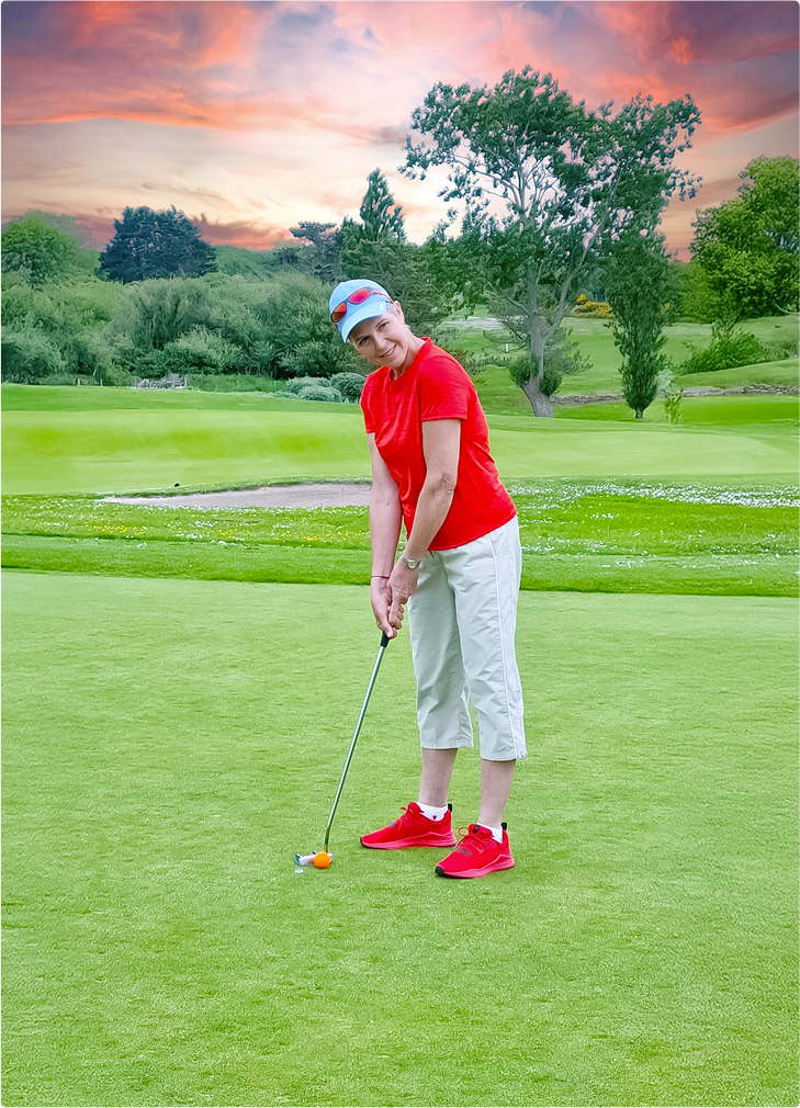 Frame 2147238692 Femme jouant au golf au coucher de soleil