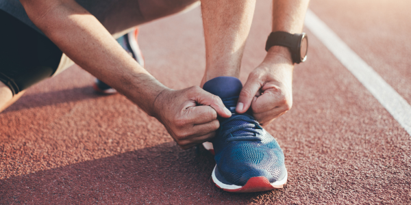 Homme en train de lacer ses chaussures de sport