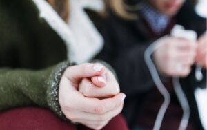 Deux mains se tenant dans un cadre chaleureux.