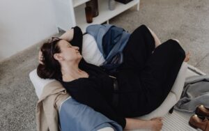 Femme se reposant sur un canapé moderne.