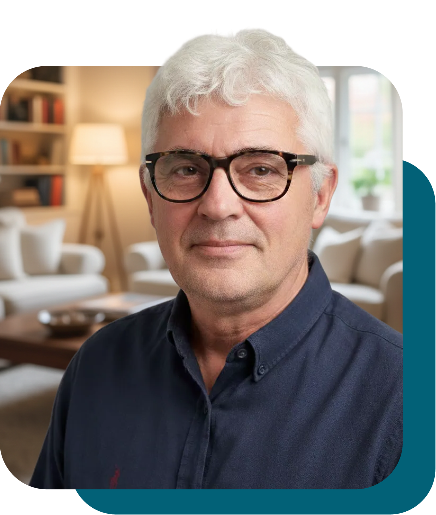 Mann mit Brille in modernem Wohnzimmer