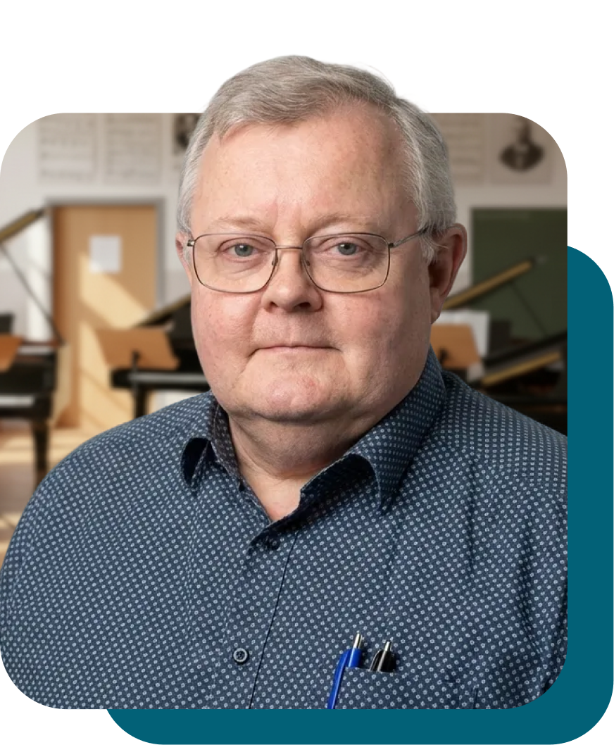 Mann in Musikschule mit Klavieren im Hintergrund