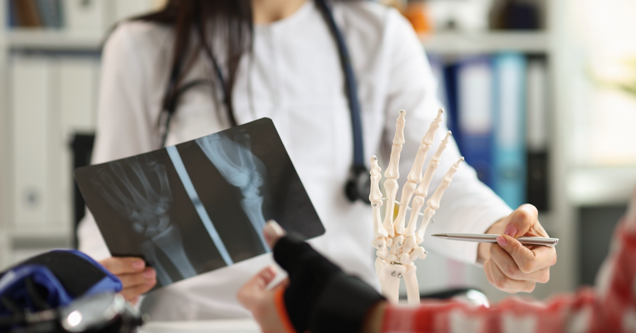 Medico esamina raggi X e modello scheletrico