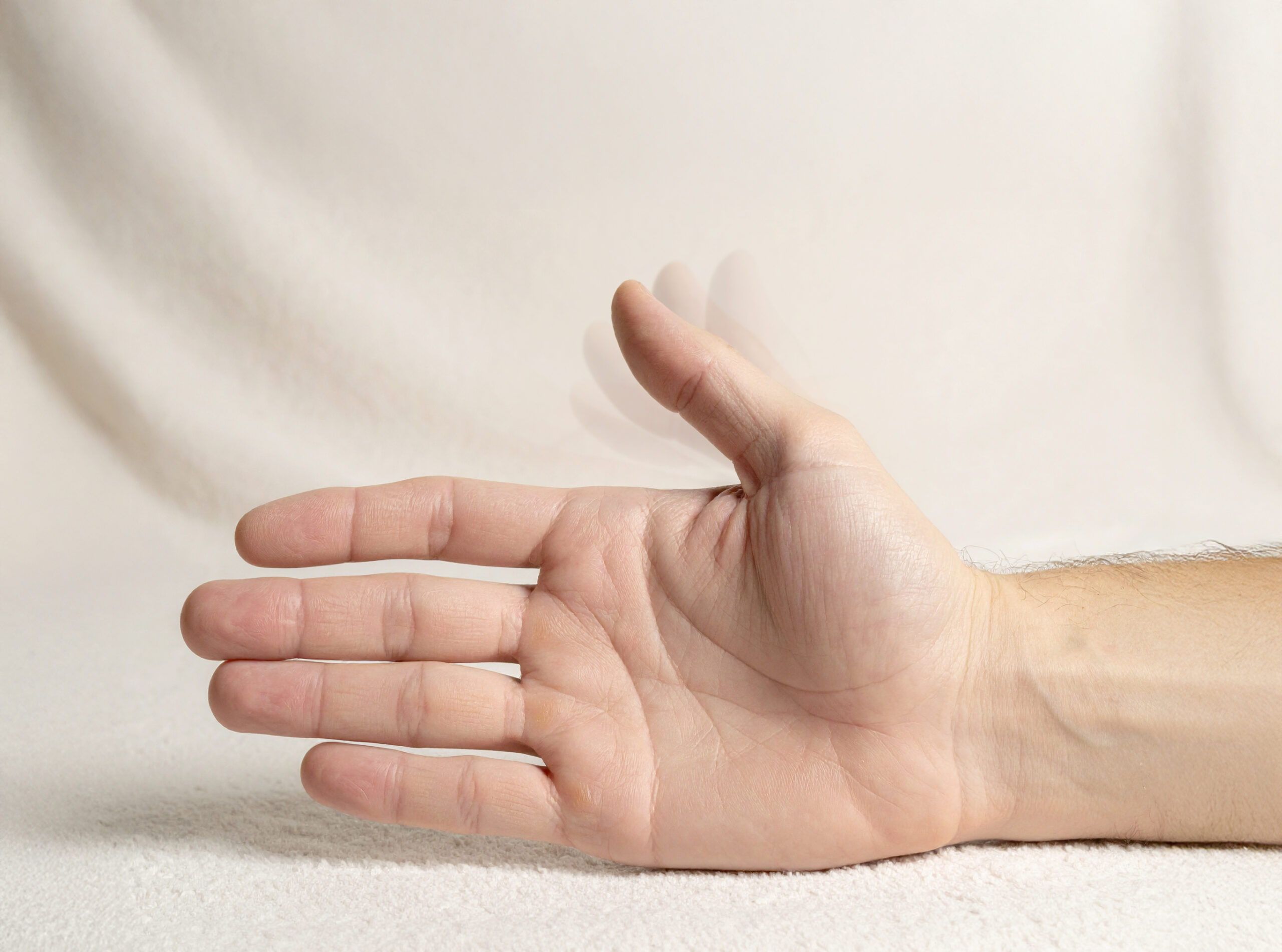 Offene Hand auf neutralem Hintergrund