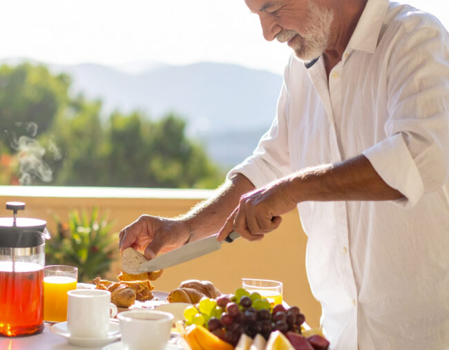 Uomo che prepara una colazione all'aperto