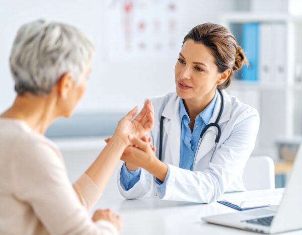 Ärztin untersucht Patientin in Arztpraxis.