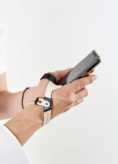 Hand mit Smartphone und Haltevorrichtung