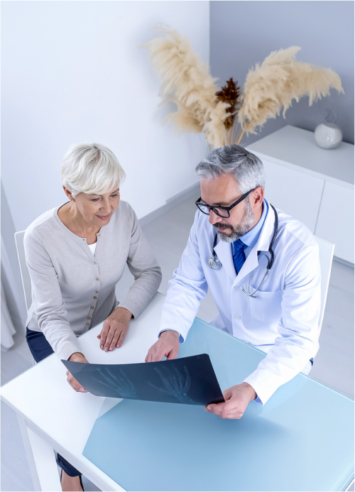 Medico e paziente esaminano una radiografia insieme.