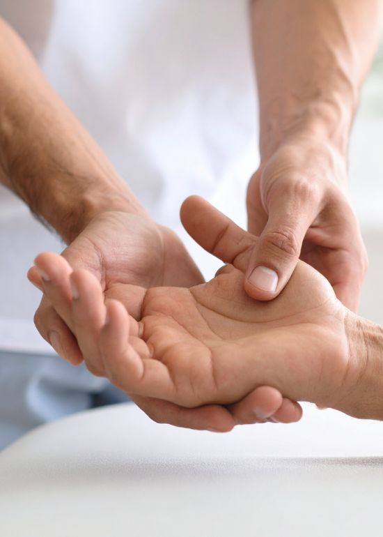 Hände bei einer therapeutischen Behandlung.
