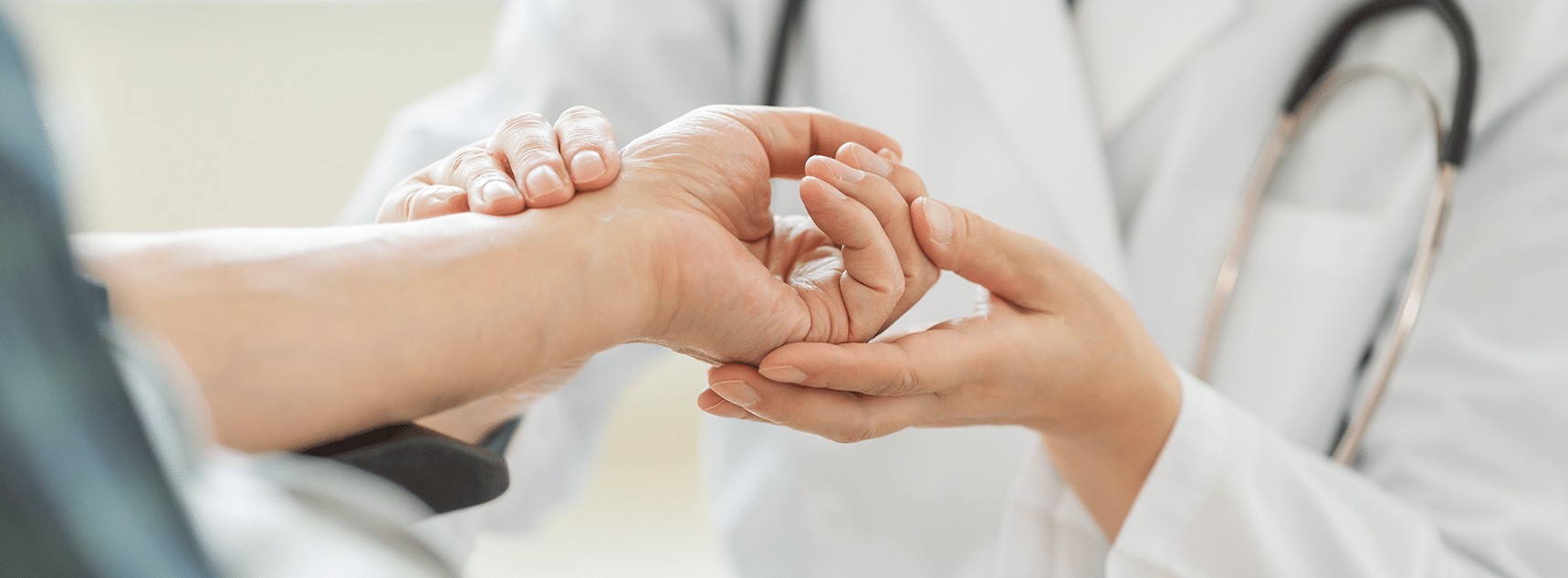 Controllo medico della pulsazione del polso